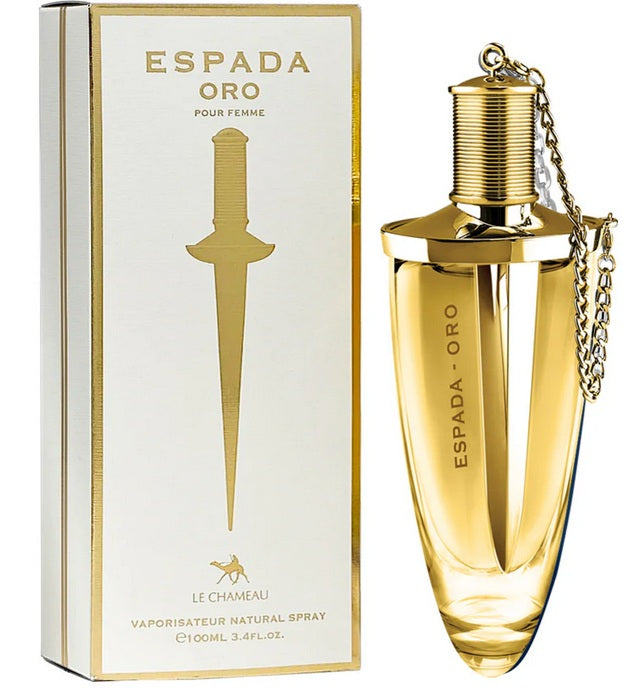 Le Chameau Espada Oro Pour Femme 100ml features a gold perfume bottle with a chain-topped cap beside its matching box adorned with a sword. This elegant Le Chameau fragrance for women blends sophistication and floral notes.