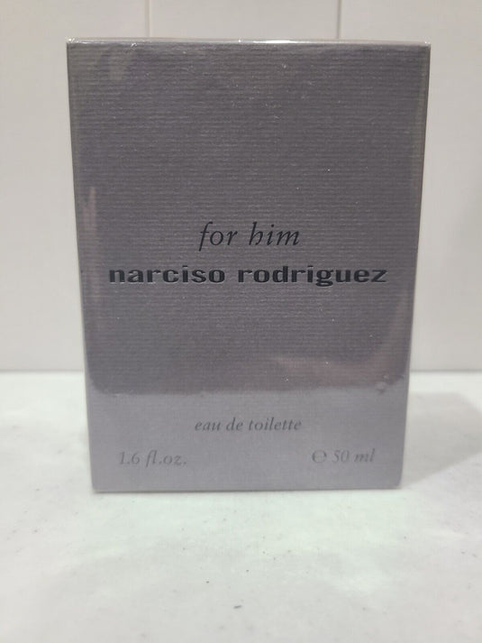 For Narciso Rodriguez by Narciso Rodriguez is an exquisite fragrance for men. Crafted using the finest ingredients, this Eau De Toilette captivates with its alluring aroma. Inspired by the sophistication of Narciso Rodriguez for Him 50ml Eau De Toilette.