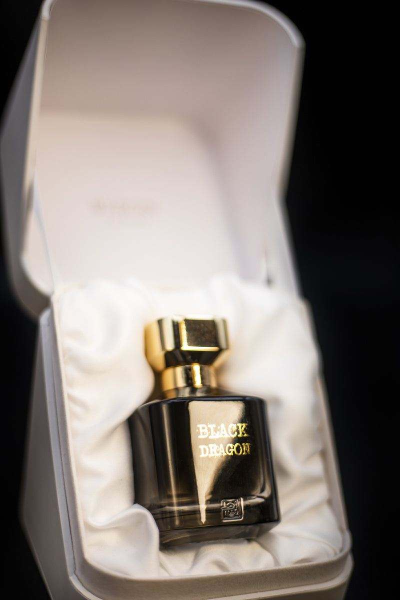 Load image into Gallery viewer, The exquisite Byron Parfums Black Dragon 75ml Extrait De Parfum bottle is truly a gem with its mesmerizing black and gold design. Encased in an elegant white box, this Byron Parfums Black Dragon 75ml Extrait De Parfum is the ultimate luxury fragrance.
